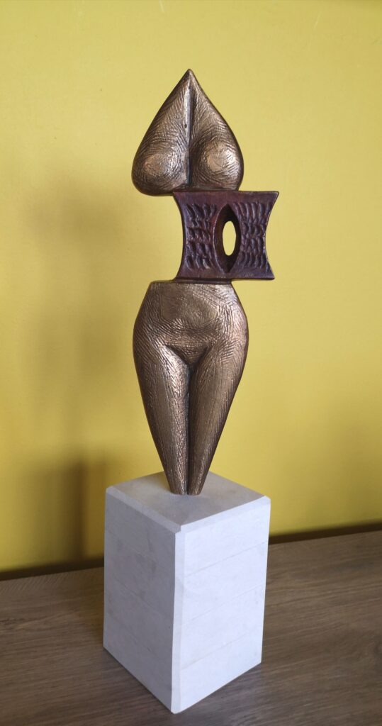 "La terza via" Scultura in bronzo, la figura trae ispirazione dalla Venere di Willendorf, con forme essenziali, quasi astratte, ma riconducibili ancora una volta, alla terza via, o una nuova possibilità nel rispetto del nostro ecosistema. Una nuova speranza per un futuro migliore. Pina Angemi